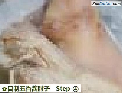自制五香酱肘子做法第四步骤