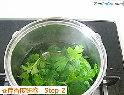 芹香煎饼卷做法第二步骤