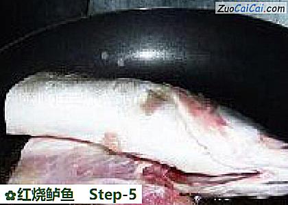红烧鲈鱼做法第五步骤