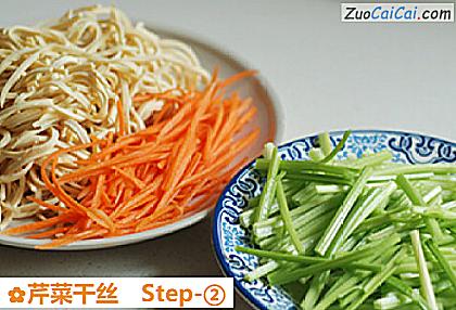 芹菜干丝做法第二步骤