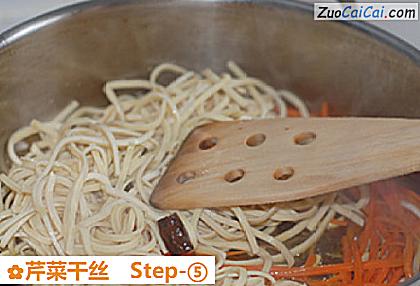 芹菜干丝做法第五步骤