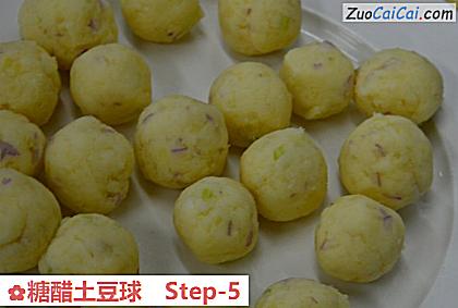 糖醋土豆球做法第五步骤