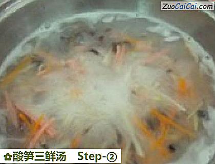 酸笋三鲜汤做法第二步骤