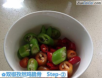 双椒孜然鸡脆骨做法第二步骤