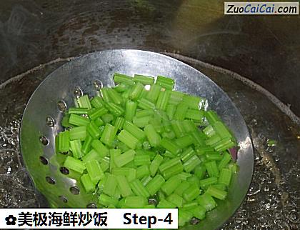 美极海鲜炒饭做法第四步骤