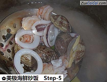 美极海鲜炒饭做法第五步骤