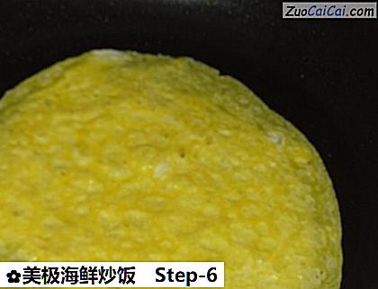 美极海鲜炒饭做法第六步骤