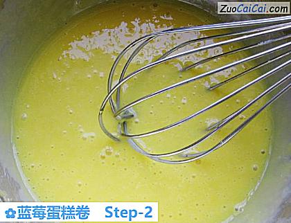蓝莓蛋糕卷做法第二步骤