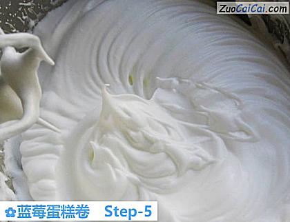 蓝莓蛋糕卷做法第五步骤