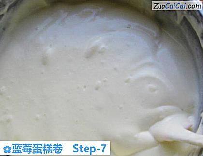 蓝莓蛋糕卷做法第七步骤