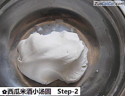 西瓜米酒小汤圆做法第二步骤