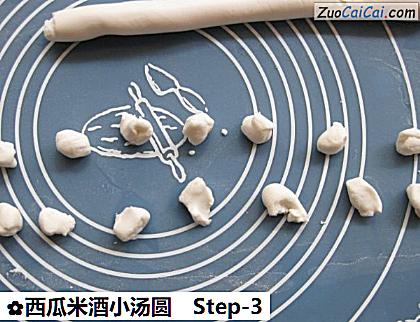 西瓜米酒小汤圆做法第三步骤