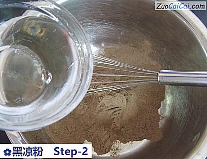 黑凉粉做法第二步骤
