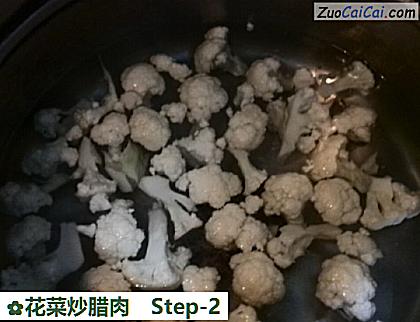 花菜炒腊肉做法第二步骤