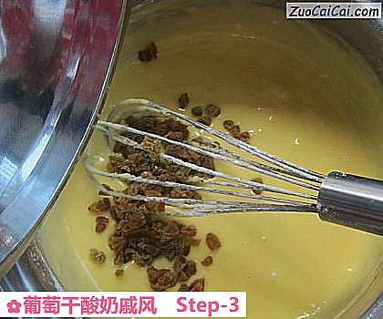 葡萄干酸奶戚风做法第三步骤