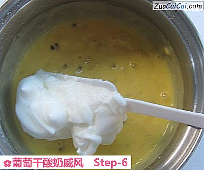 葡萄干酸奶戚风做法第六步骤