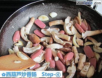 西葫芦炒香肠做法第四步骤