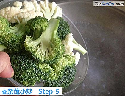 杂蔬小炒做法第五步骤