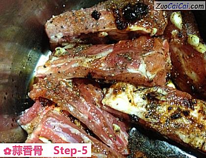 蒜香骨做法第五步骤