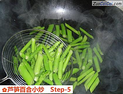 芦笋百合小炒做法第五步骤