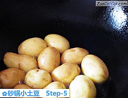 砂锅小土豆做法第五步骤