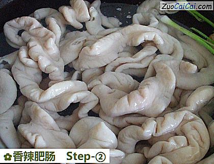 香辣肥肠做法第二步骤