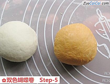 双色蝴蝶卷做法第五步骤