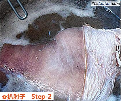 扒肘子做法第二步骤