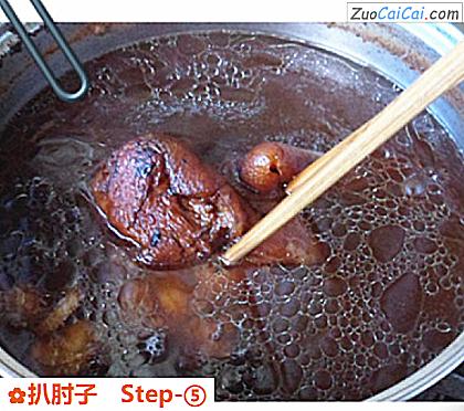 扒肘子做法第五步骤