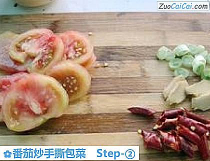 番茄炒手撕包菜做法第二步骤