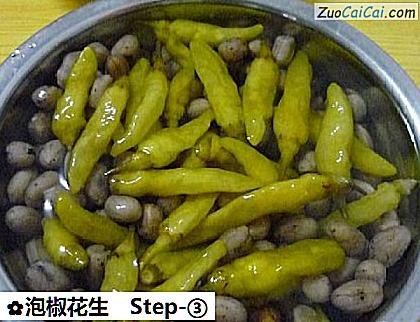 泡椒花生做法第三步骤
