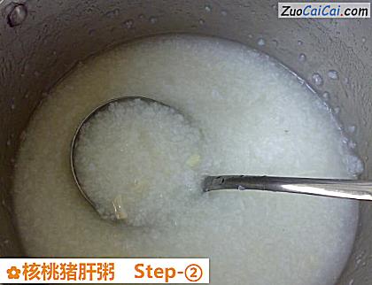 核桃猪肝粥做法第二步骤