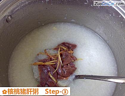 核桃猪肝粥做法第三步骤