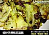 炝炒手撕包菜腊肠的做法