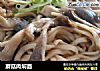 蘑菇肉焖面的做法