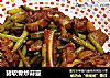 猪软骨炒蒜薹的做法
