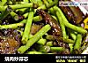 烧肉炒蒜芯的做法