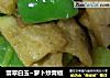 翡翠白玉~萝卜炒青椒的做法