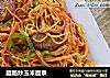 腊肠炒玉米面条的做法