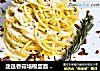 迷迭香蒜培根蛋面 Rosemary and Garlic Carbonara Spaghetti的做法