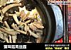 蟹味菇肉丝面的做法