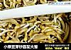 小绿豆芽炒面配大葱的做法