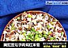 腌豇豆坛子肉焖红米饭的做法