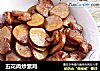 五花肉炒素鸡的做法