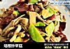 培根炒平菇的做法