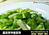 韭菜芽炒蚕豆肉的做法