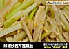 辣椒炒西芹莲藕丝的做法