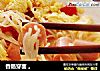 香肠穿面 。的做法