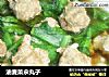 油麦菜汆丸子的做法