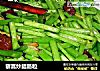 藜蒿炒腊肠粒的做法